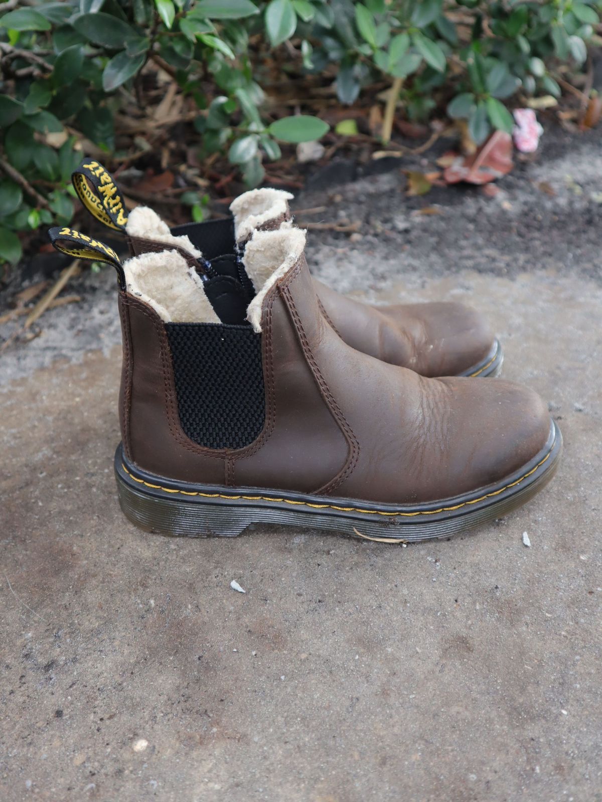 Photo by patinathunderdome on November 3, 2021 of the Dr. Martens Junior 2976 Faux Fur Lined Chelsea Boots in Dark Brown Republic Waterproof.