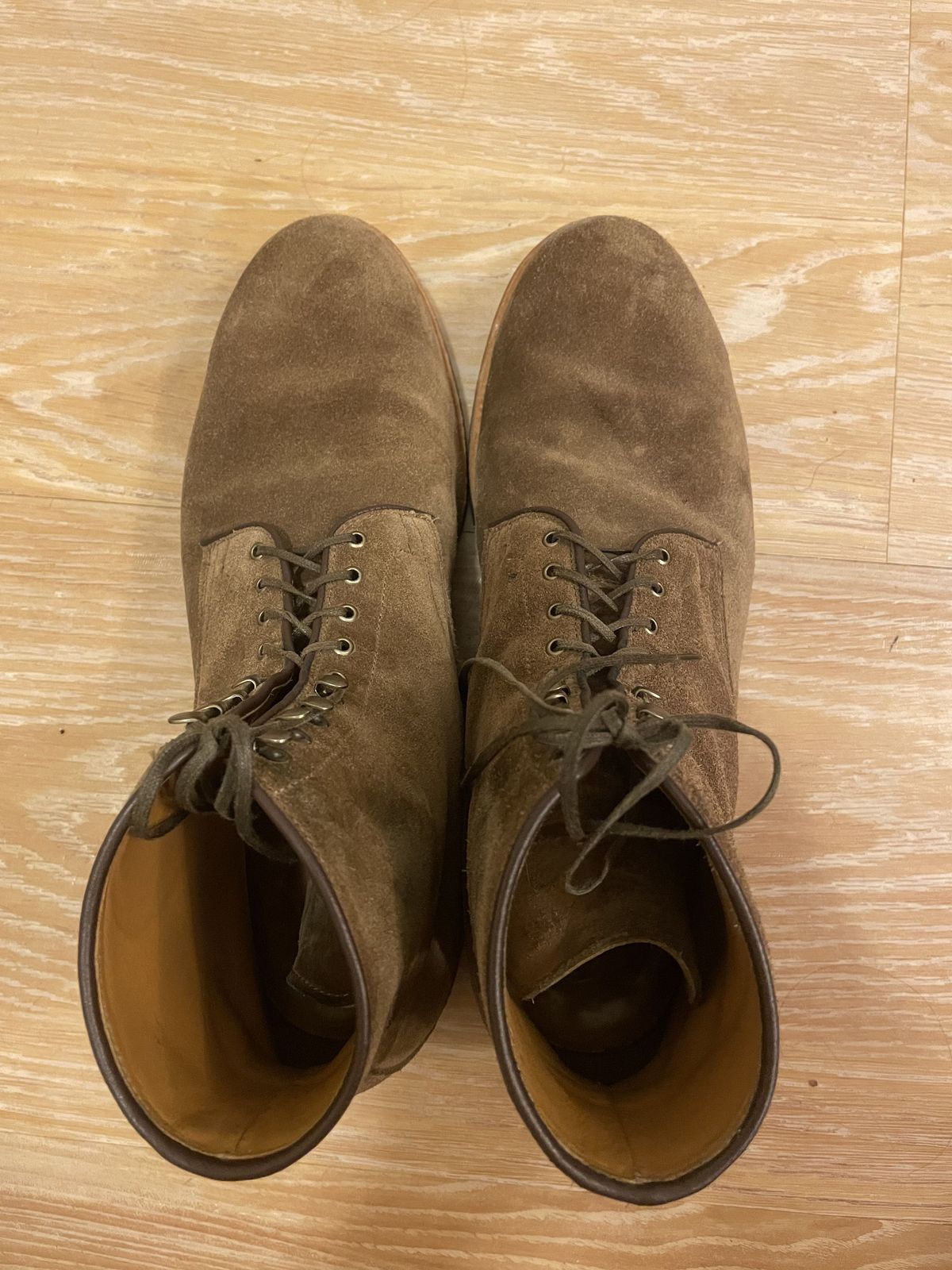 Photo by patinathunderdome on December 4, 2021 of the Viberg Halkett in C.F. Stead Snuff Bison Calf Suede.