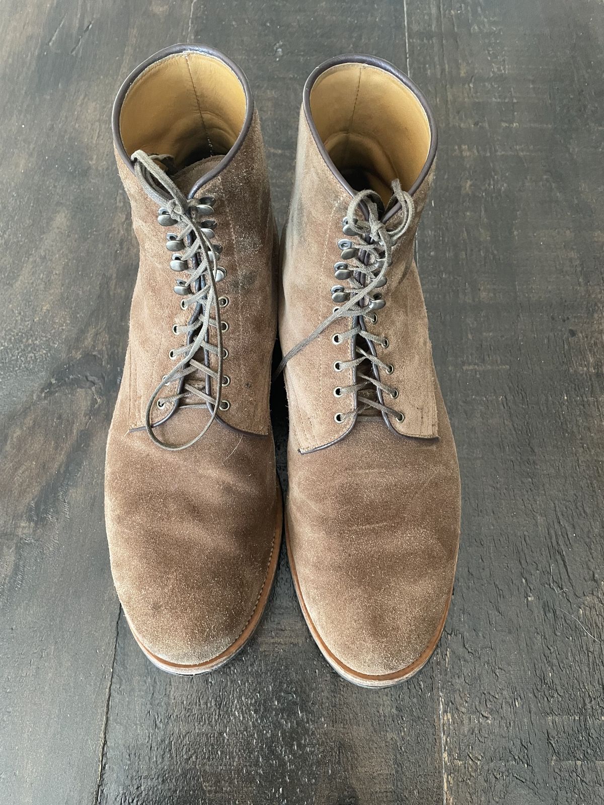 Photo by patinathunderdome on March 2, 2022 of the Viberg Halkett in C.F. Stead Snuff Bison Calf Suede.