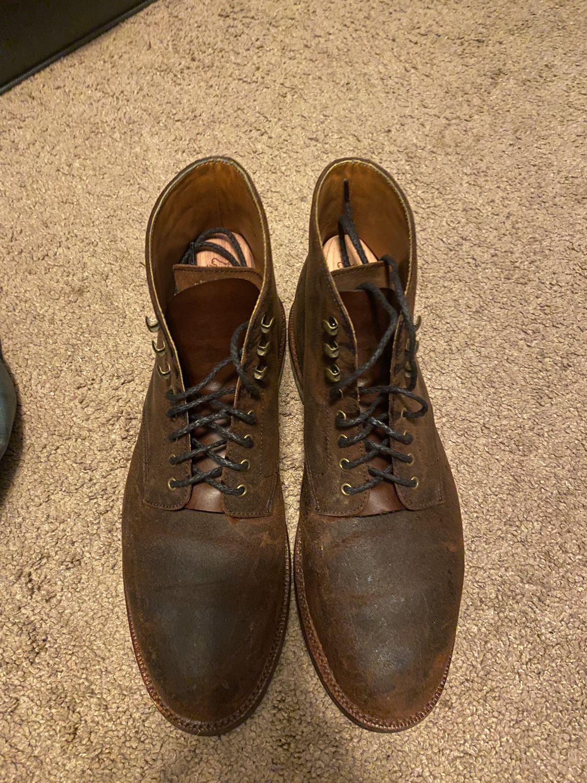 Photo by patinathunderdome on December 5, 2021 of the Grant Stone Edward Boot in C.F. Stead Tobacco Waxy Commander Suede.