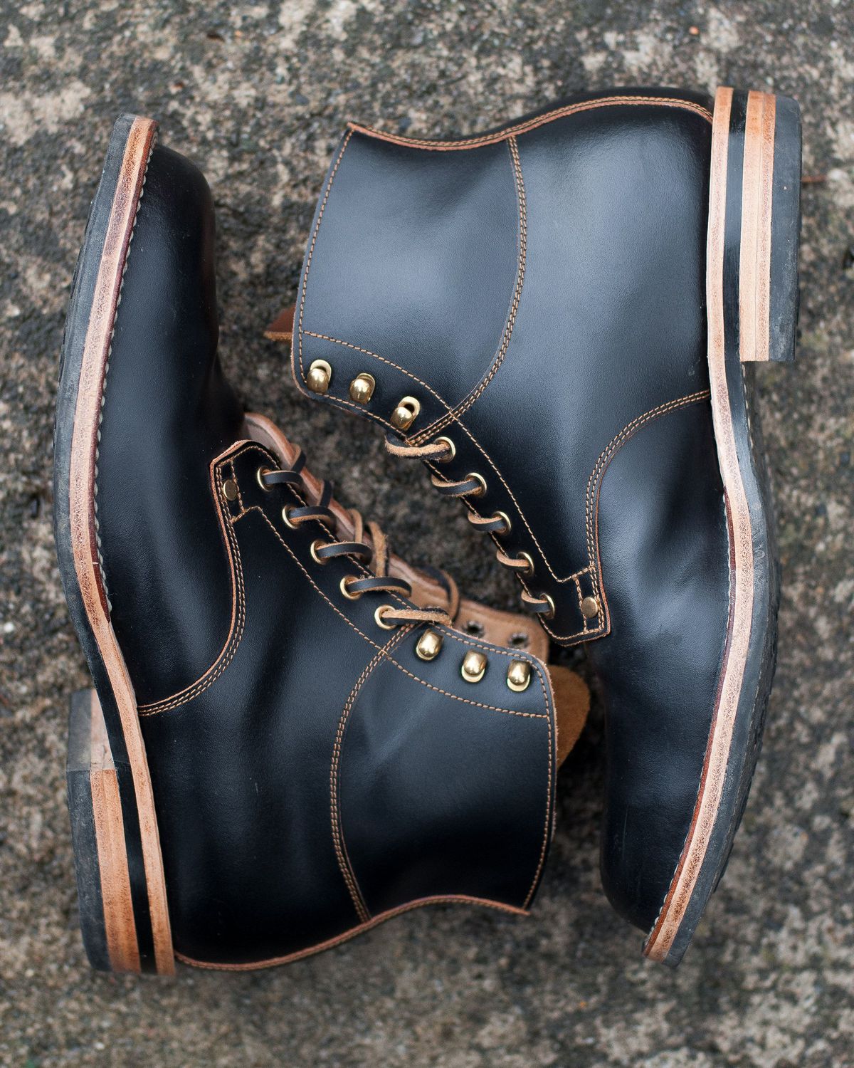 Photo by patinathunderdome on November 2, 2021 of the Østmo Type I in Black Veg-Tanned Shoulder.