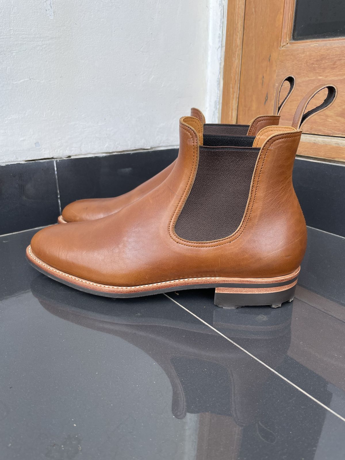 Photo by patinathunderdome on October 1, 2021 of the Benzein The Seventh Chelsea Boot in Shinki Brown Oiled Horsebutt.