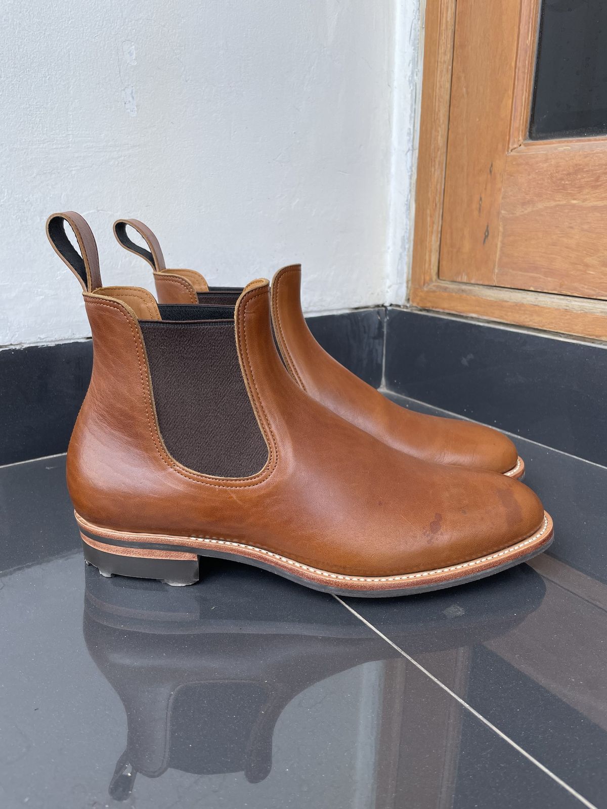 Photo by patinathunderdome on October 1, 2021 of the Benzein The Seventh Chelsea Boot in Shinki Brown Oiled Horsebutt.