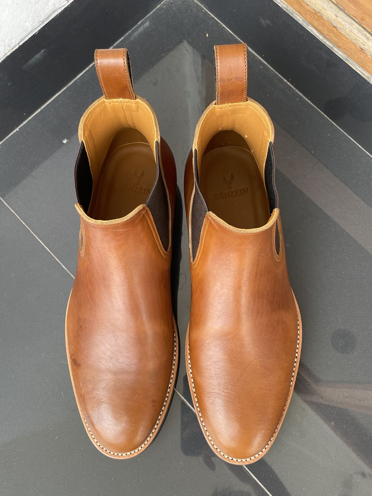 Photo by patinathunderdome on October 1, 2021 of the Benzein The Seventh Chelsea Boot in Shinki Brown Oiled Horsebutt.