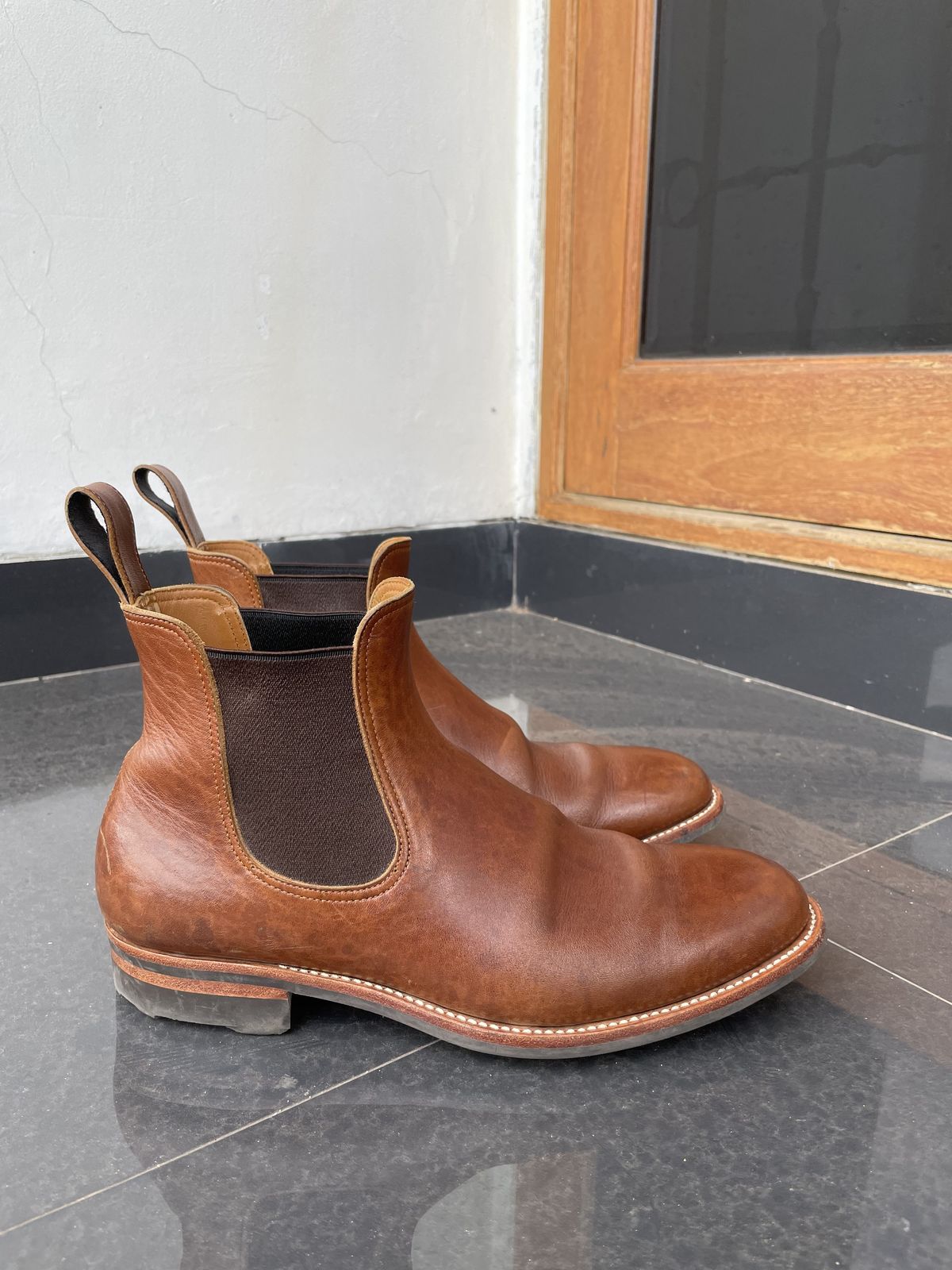 Photo by patinathunderdome on December 6, 2021 of the Benzein The Seventh Chelsea Boot in Shinki Brown Oiled Horsebutt.