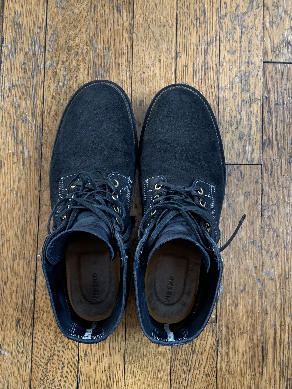Photo by patinathunderdome on February 6, 2022 of the Viberg Boondocker in Horween Petrol Chamois Roughout.