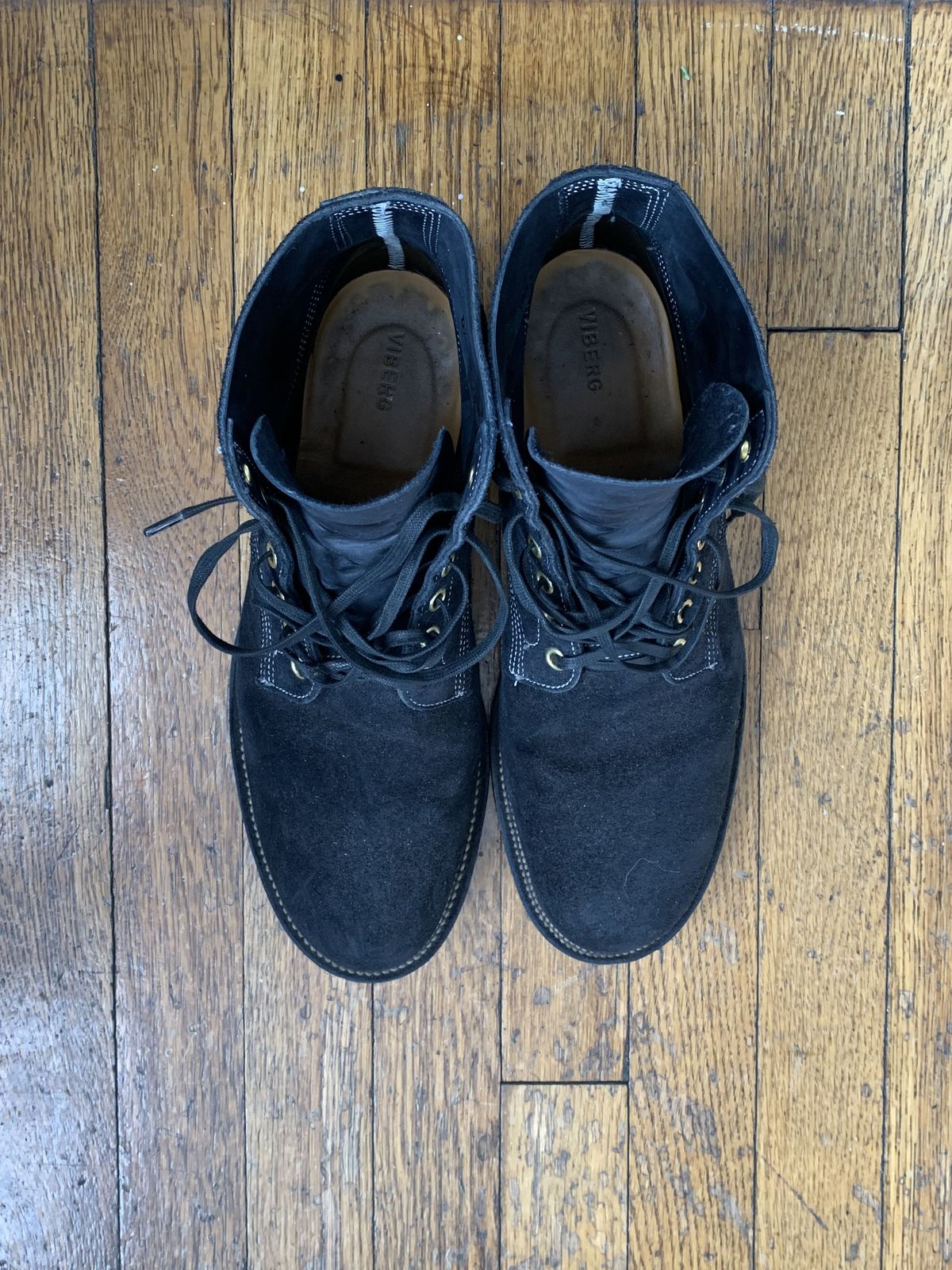 Photo by patinathunderdome on March 5, 2022 of the Viberg Boondocker in Horween Petrol Chamois Roughout.