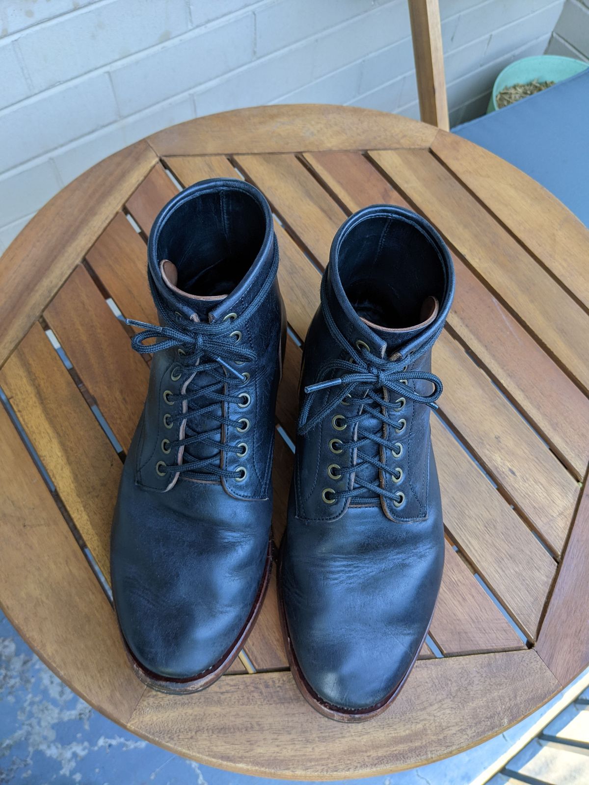Photo by patinathunderdome on February 5, 2022 of the Benzein Kanon Boot in Maryam Black Horsehide.