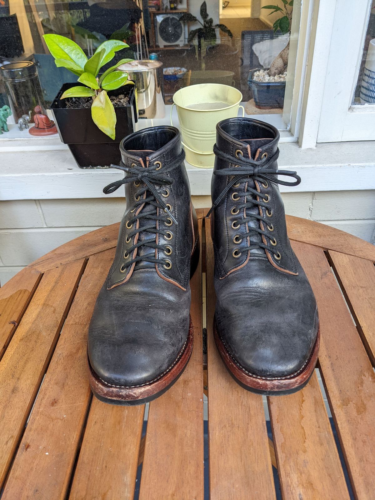 Photo by patinathunderdome on April 6, 2022 of the Benzein Kanon Boot in Maryam Black Horsehide.