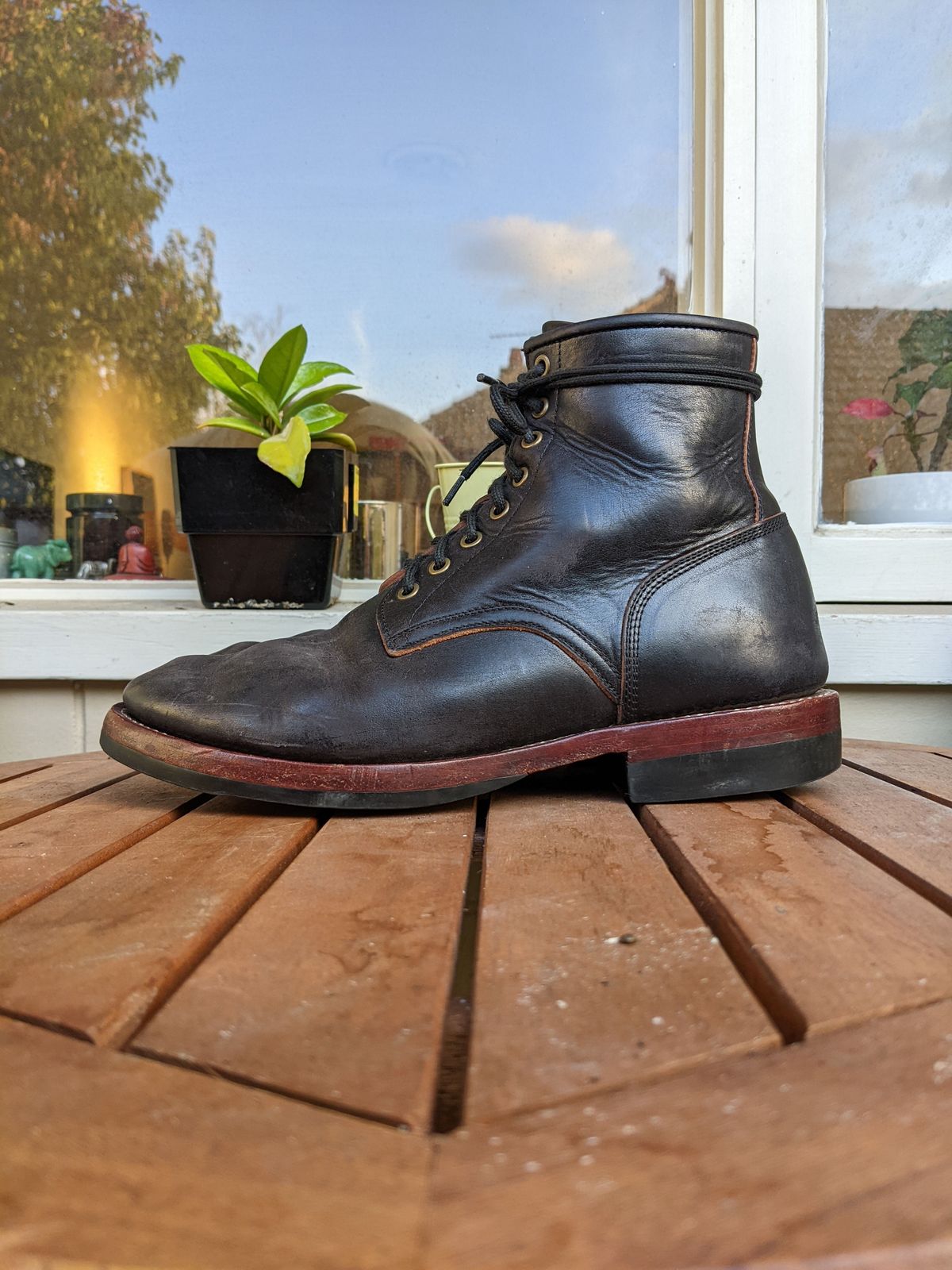 Photo by patinathunderdome on April 6, 2022 of the Benzein Kanon Boot in Maryam Black Horsehide.