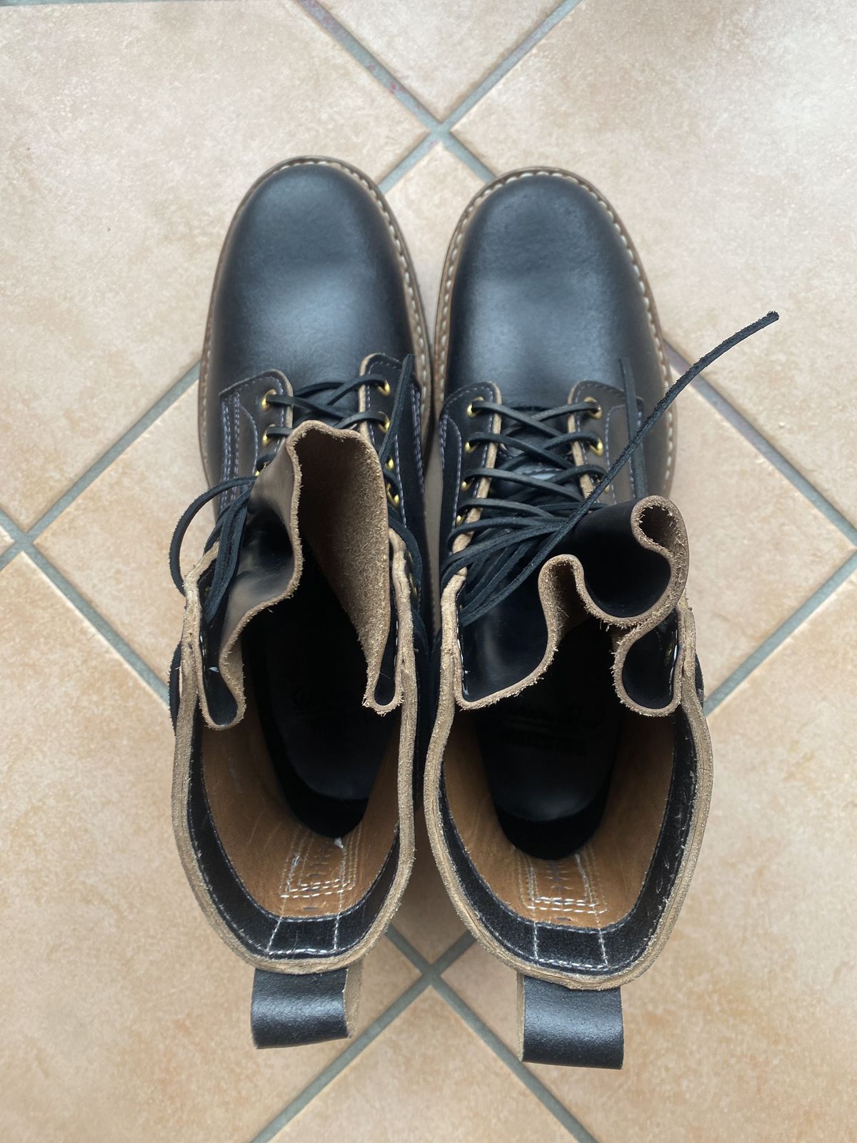 Photo by patinathunderdome on October 3, 2021 of the White's Semi-Dress in Horween Black Waxed Flesh.