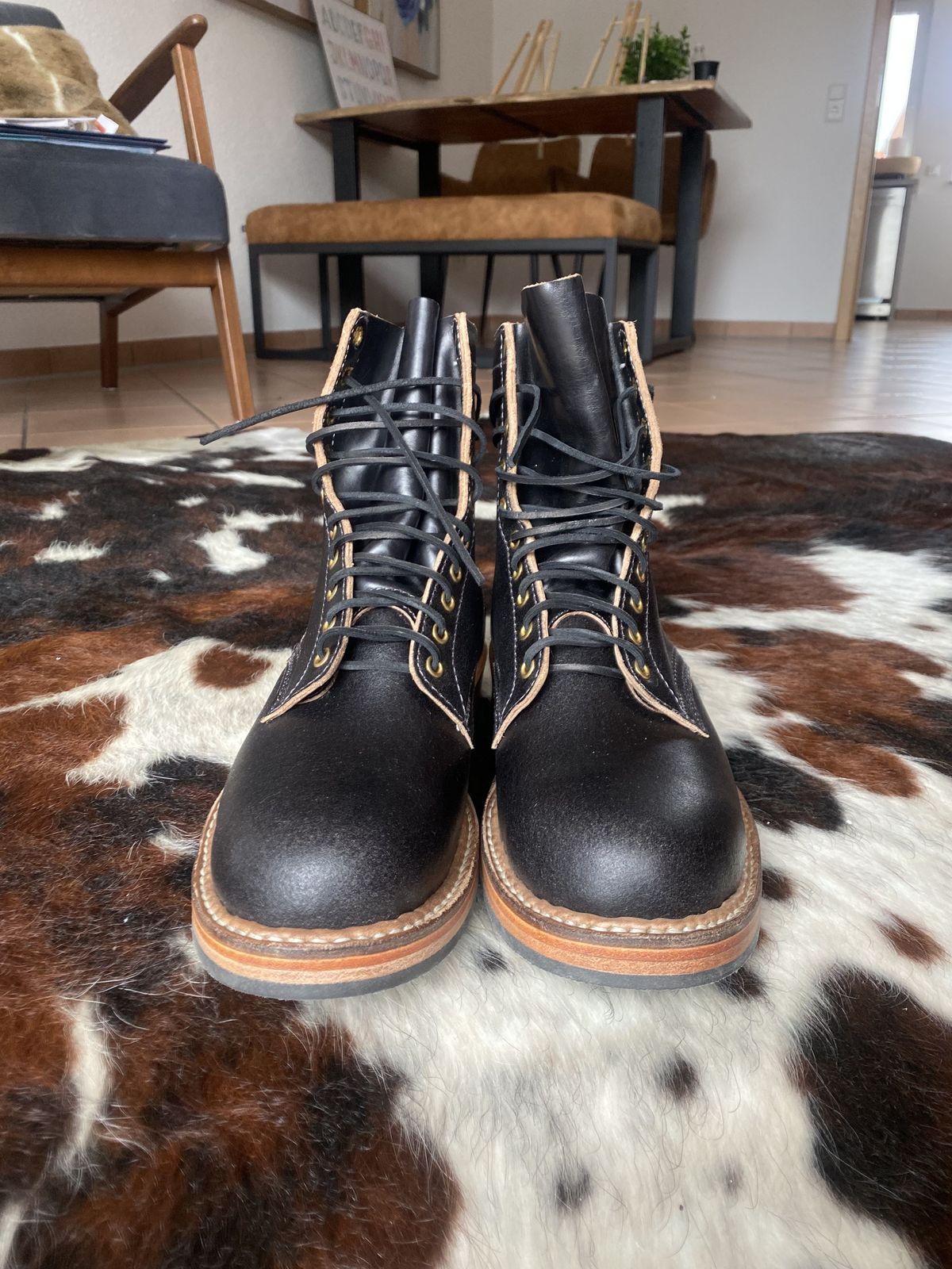 Photo by patinathunderdome on October 3, 2021 of the White's Semi-Dress in Horween Black Waxed Flesh.