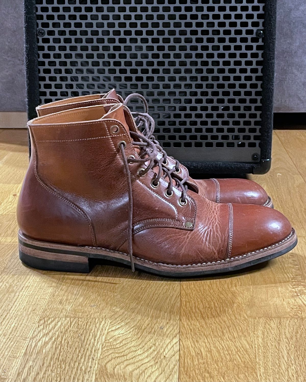 Photo by erlaiz on December 5, 2023 of the Midas Service Boot in Indonesian Medium Brown Pull Up.