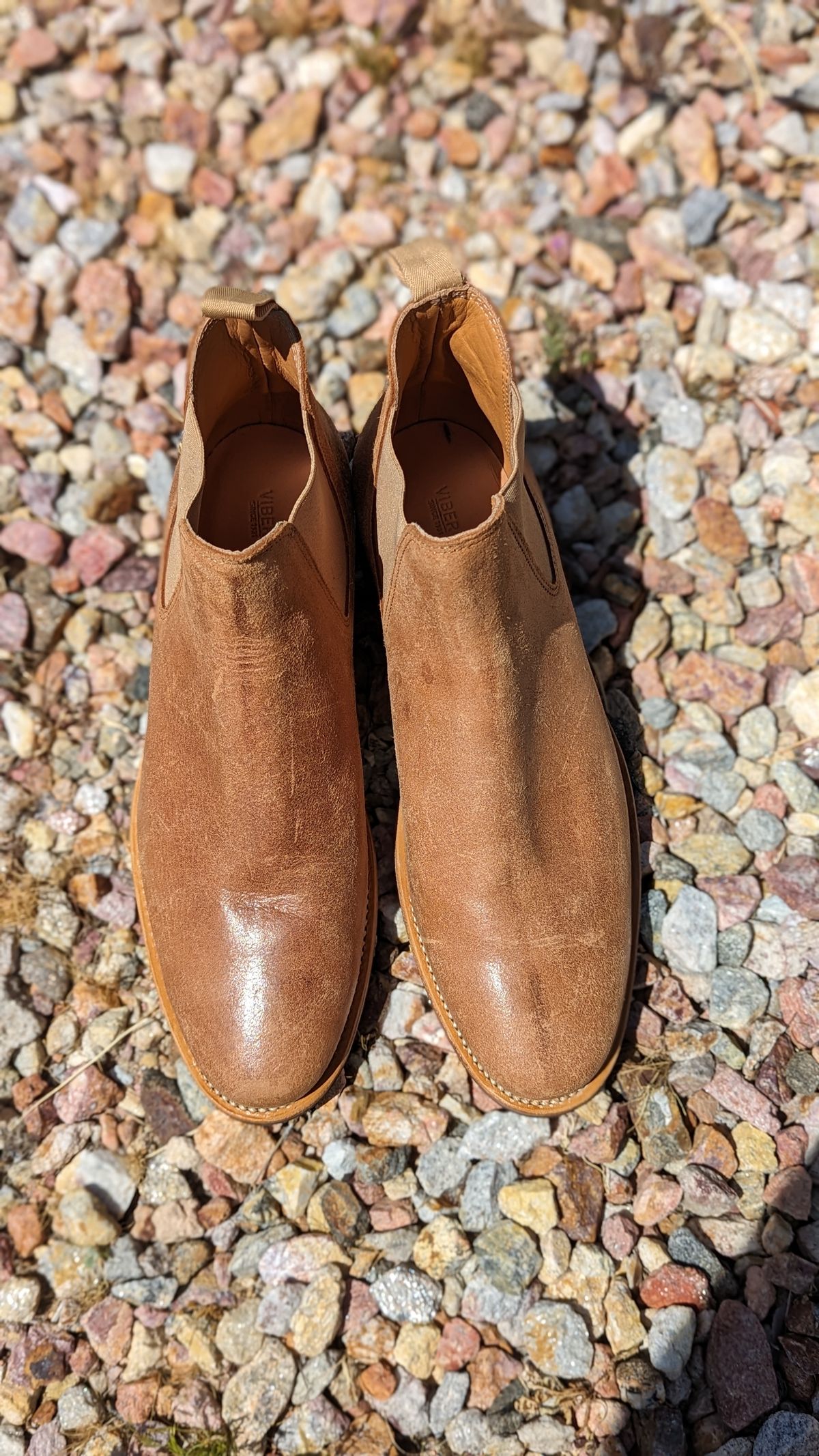 Photo by botasblancas on April 13, 2024 of the Viberg Chelsea in Waxed Tan Deer.