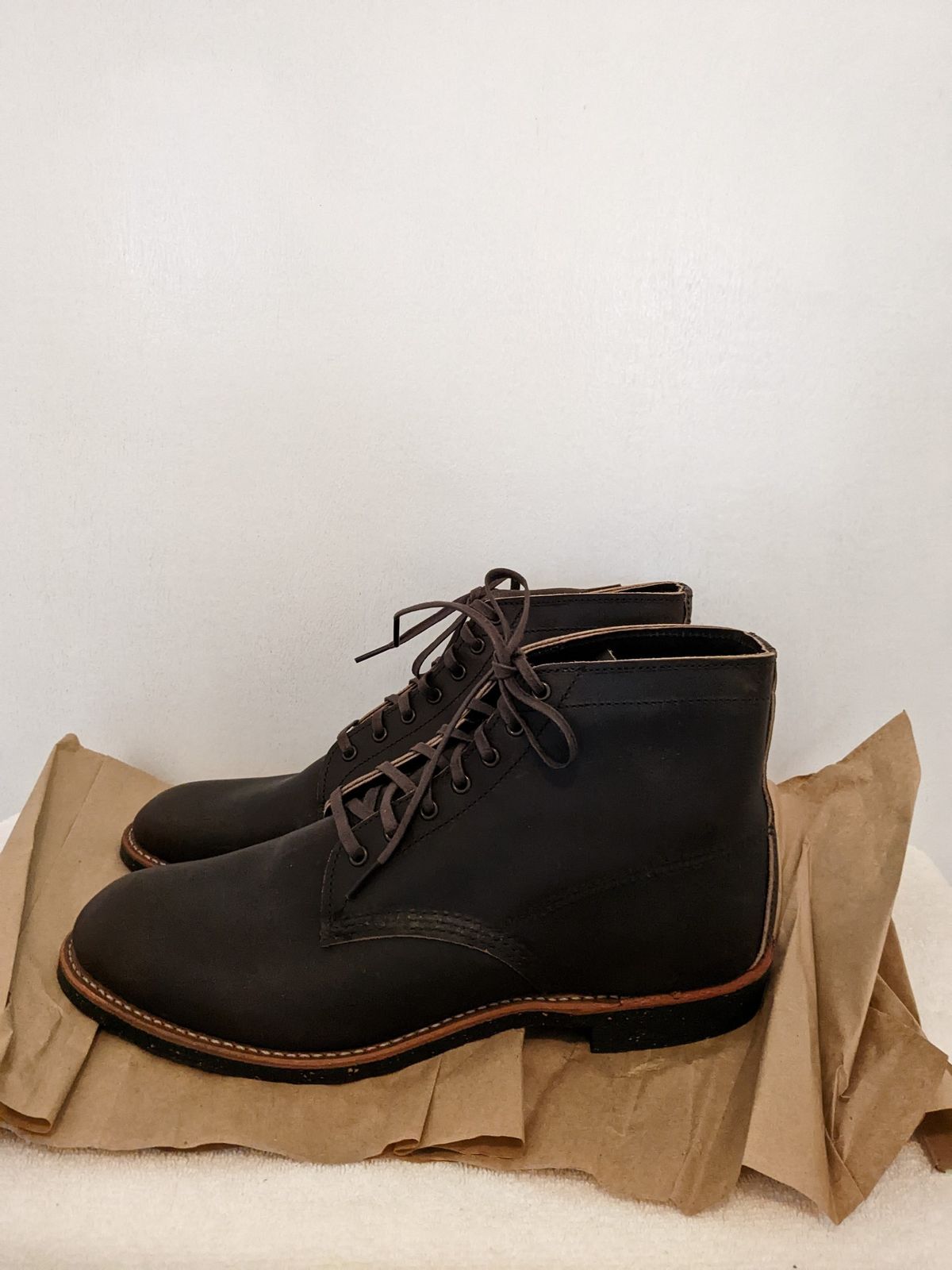 Photo by botasblancas on November 9, 2022 of the Red Wing Merchant in S.B. Foot Ebony Harness.