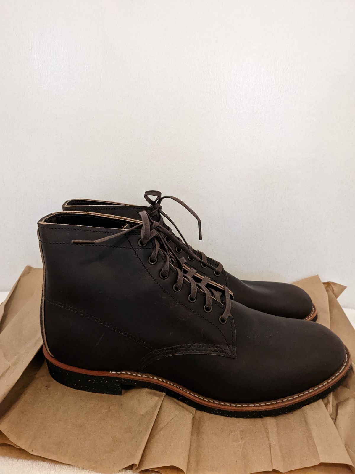 Photo by botasblancas on November 9, 2022 of the Red Wing Merchant in S.B. Foot Ebony Harness.