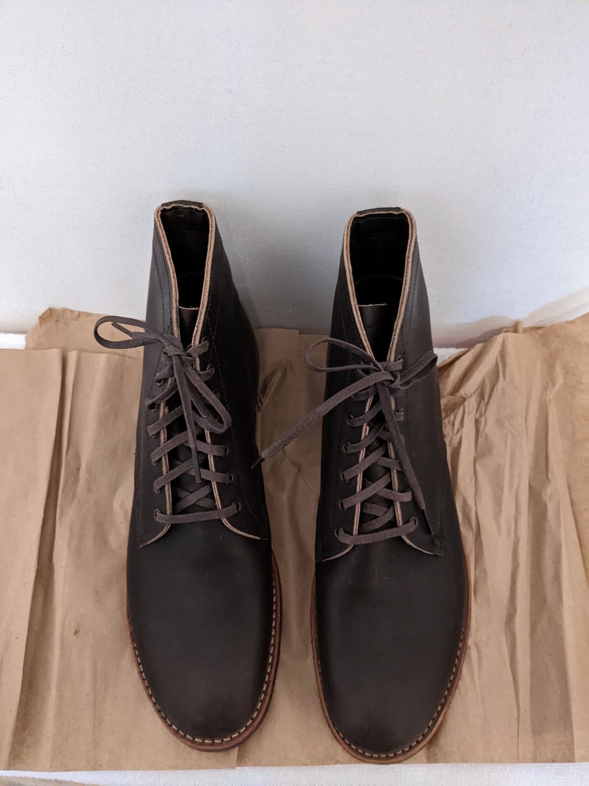 Photo by botasblancas on November 9, 2022 of the Red Wing Merchant in S.B. Foot Ebony Harness.