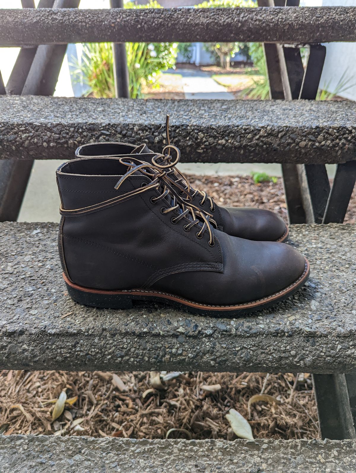 Photo by botasblancas on December 3, 2022 of the Red Wing Merchant in S.B. Foot Ebony Harness.