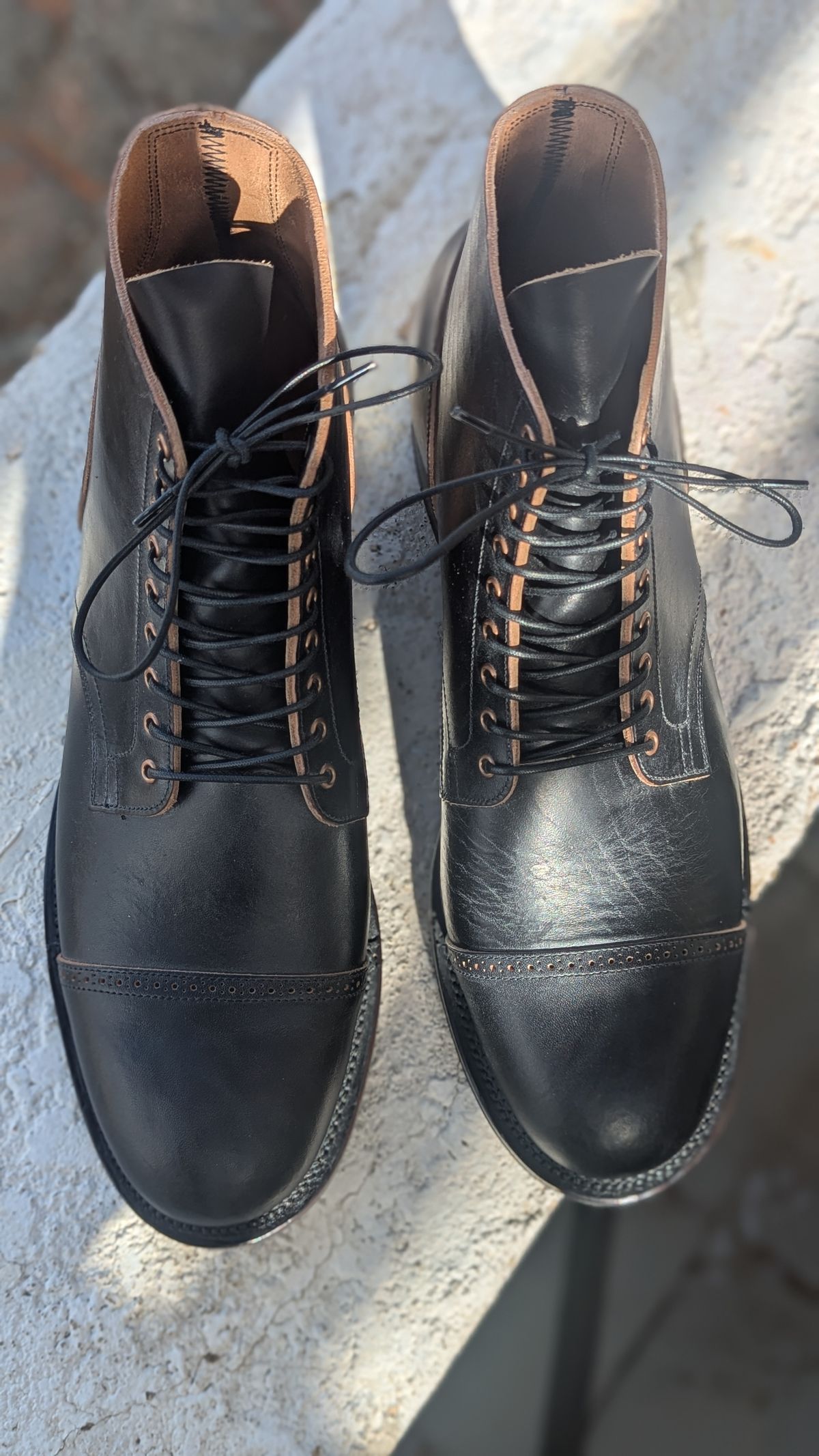 Photo by botasblancas on March 13, 2025 of the Viberg Service Boot BCT in Horween Black Teacore Double Cordavan Butts.