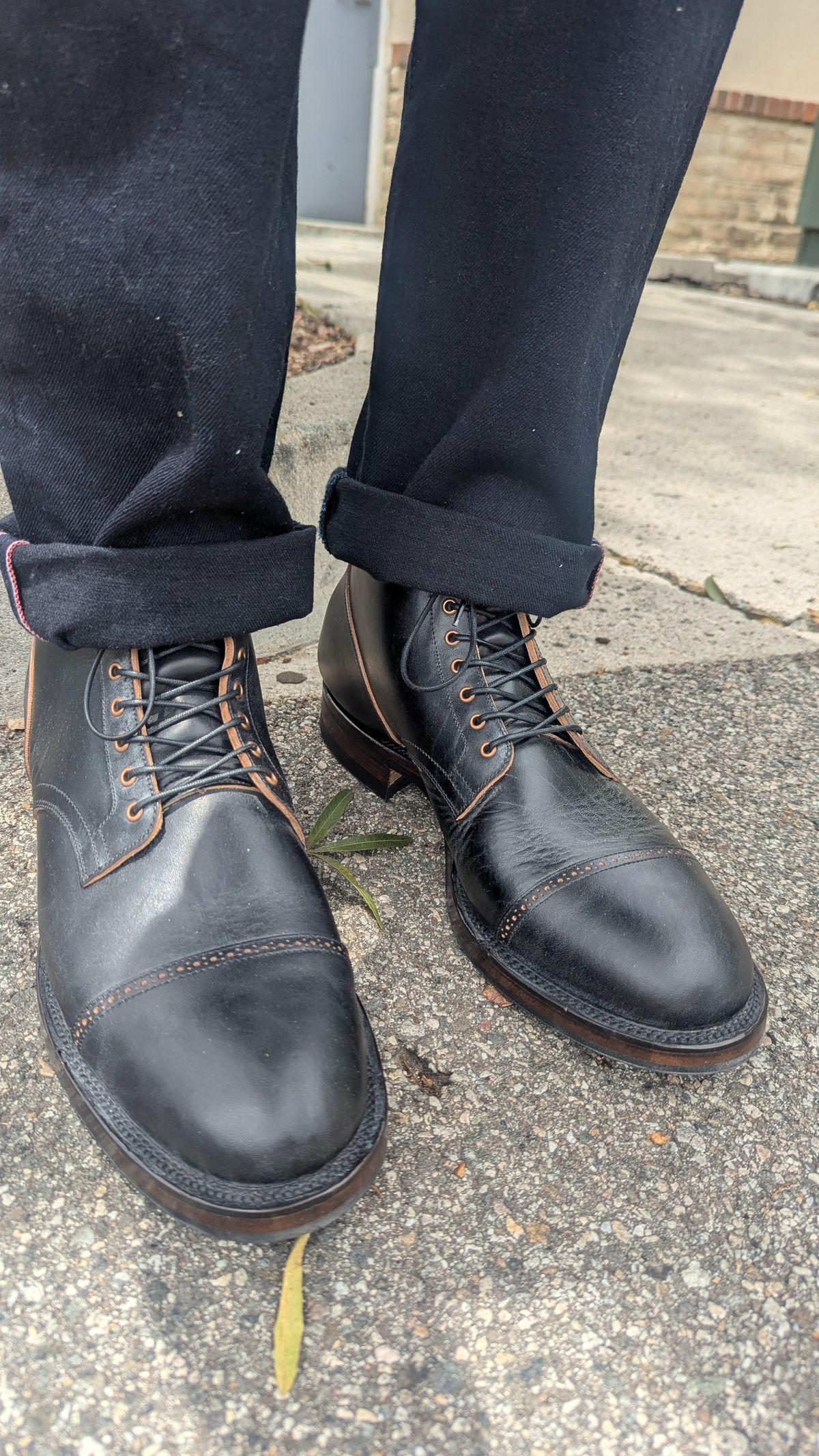 Photo by botasblancas on May 24, 2025 of the Viberg Service Boot BCT in Horween Black Teacore Double Cordavan Butts.