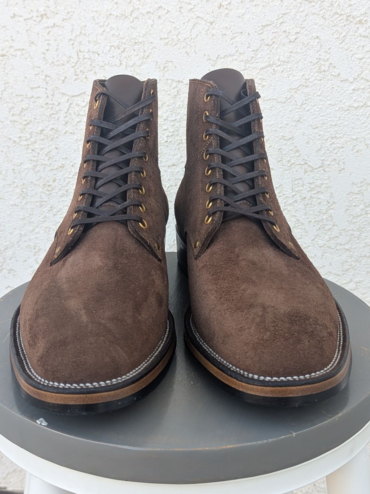 Photo by botasblancas on October 3, 2024 of the Østmo Type I in Seidel Mocha Oil Tan Roughout.