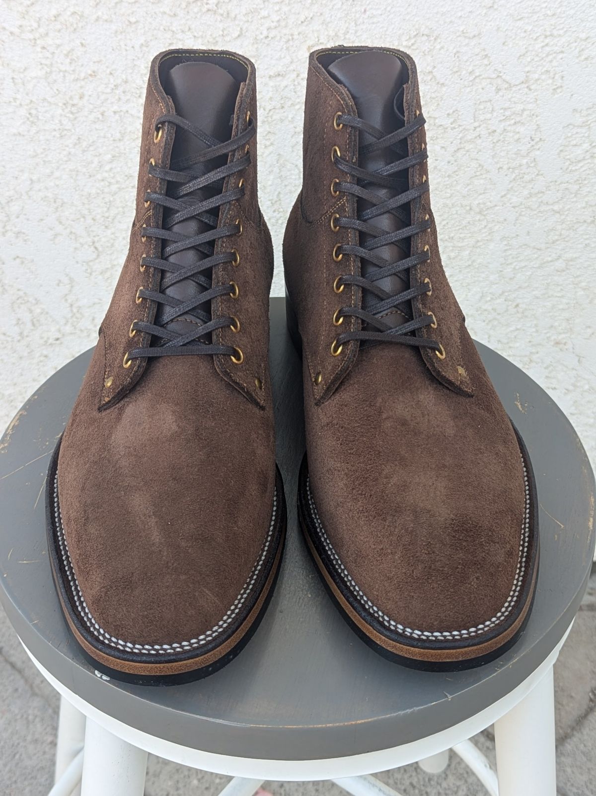 Photo by botasblancas on October 3, 2024 of the Østmo Type I in Seidel Mocha Oil Tan Roughout.