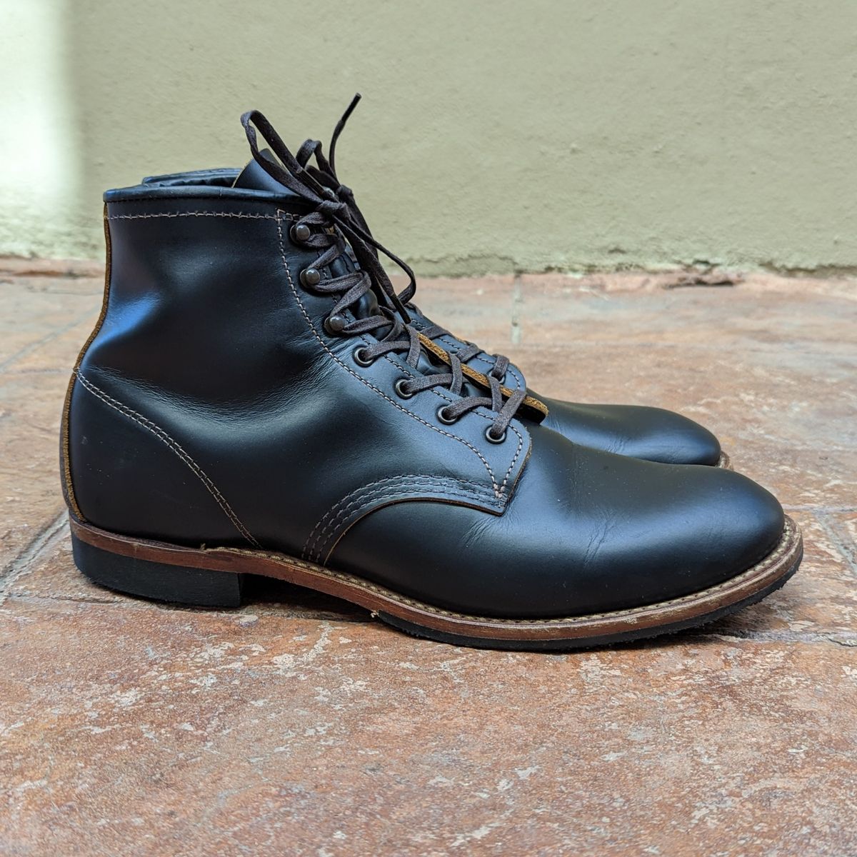 Photo by botasblancas on February 4, 2023 of the Red Wing Beckman Flatbox in S.B. Foot Black Klondike.