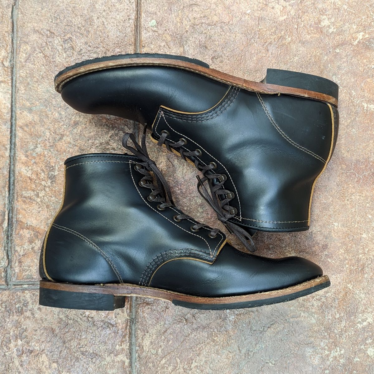 Photo by botasblancas on February 4, 2023 of the Red Wing Beckman Flatbox in S.B. Foot Black Klondike.