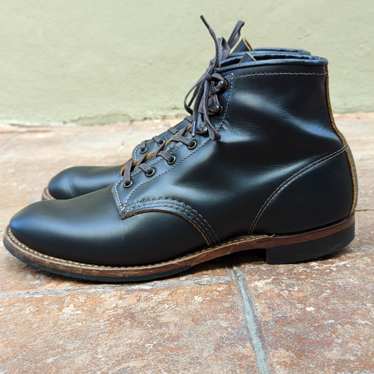 Photo by botasblancas on February 4, 2023 of the Red Wing Beckman Flatbox in S.B. Foot Black Klondike.