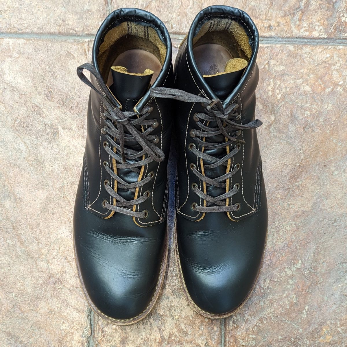 Photo by botasblancas on February 4, 2023 of the Red Wing Beckman Flatbox in S.B. Foot Black Klondike.