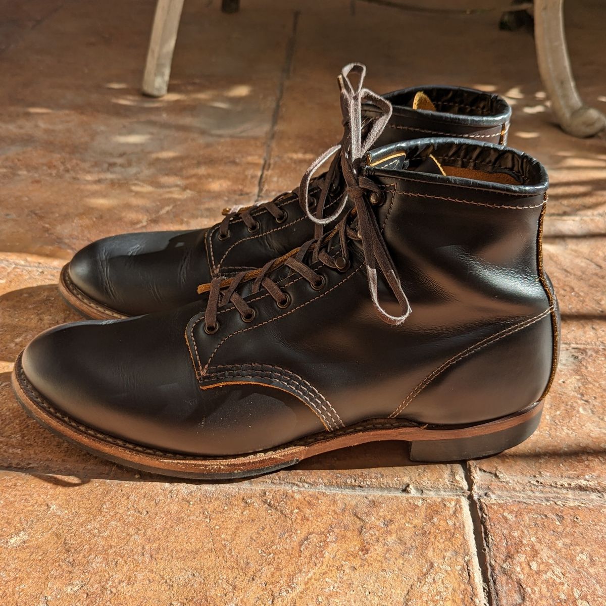 Photo by botasblancas on March 3, 2023 of the Red Wing Beckman Flatbox in S.B. Foot Black Klondike.