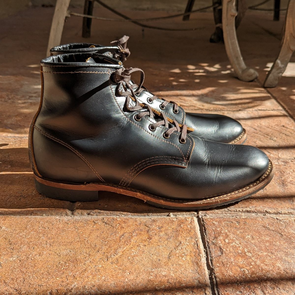 Photo by botasblancas on March 3, 2023 of the Red Wing Beckman Flatbox in S.B. Foot Black Klondike.