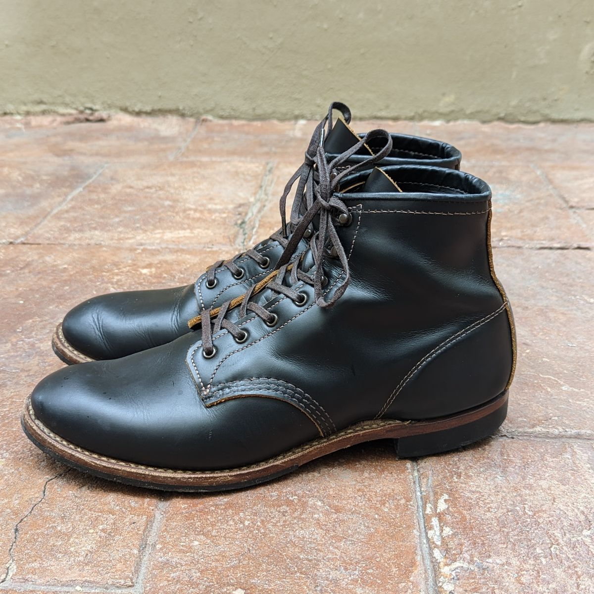 Photo by botasblancas on April 3, 2023 of the Red Wing Beckman Flatbox in S.B. Foot Black Klondike.