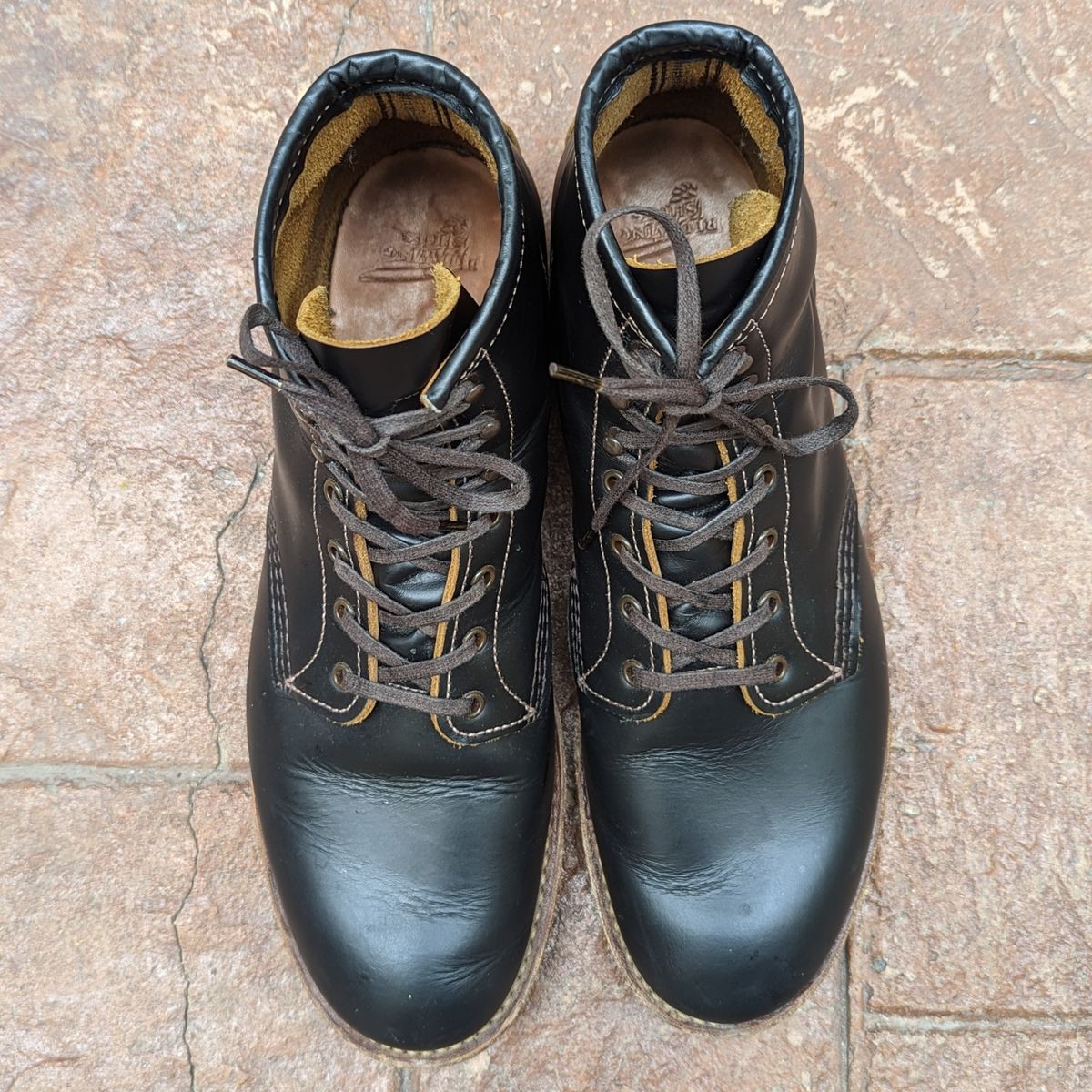 Photo by botasblancas on April 3, 2023 of the Red Wing Beckman Flatbox in S.B. Foot Black Klondike.