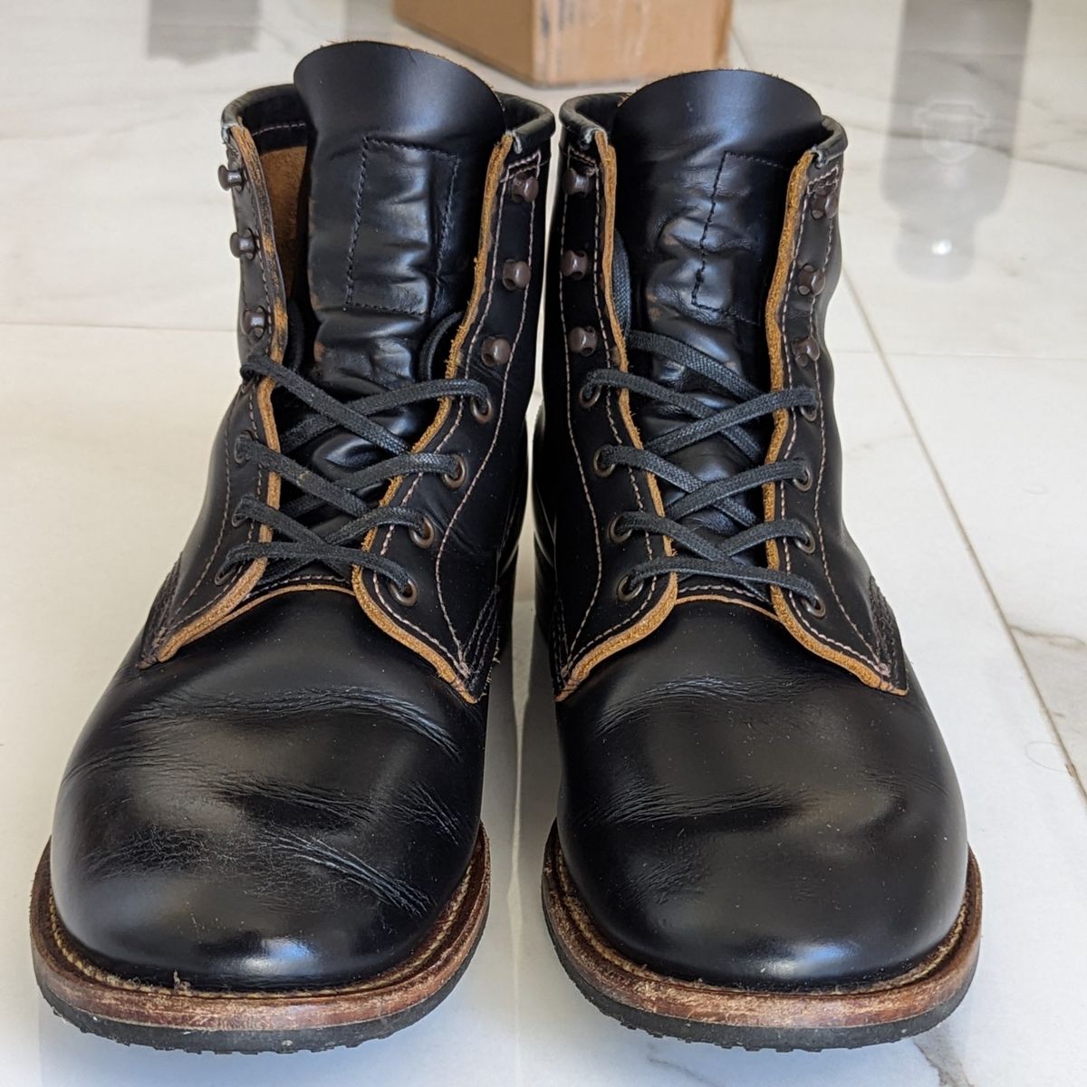 Photo by botasblancas on October 17, 2023 of the Red Wing Beckman Flatbox in S.B. Foot Black Klondike.