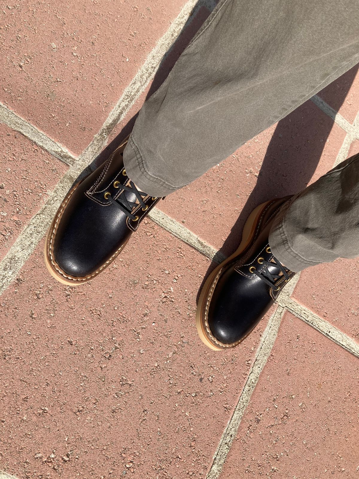 Photo by Drew on October 1, 2022 of the White's 350 Cruiser in Horween Black Waxed Flesh.