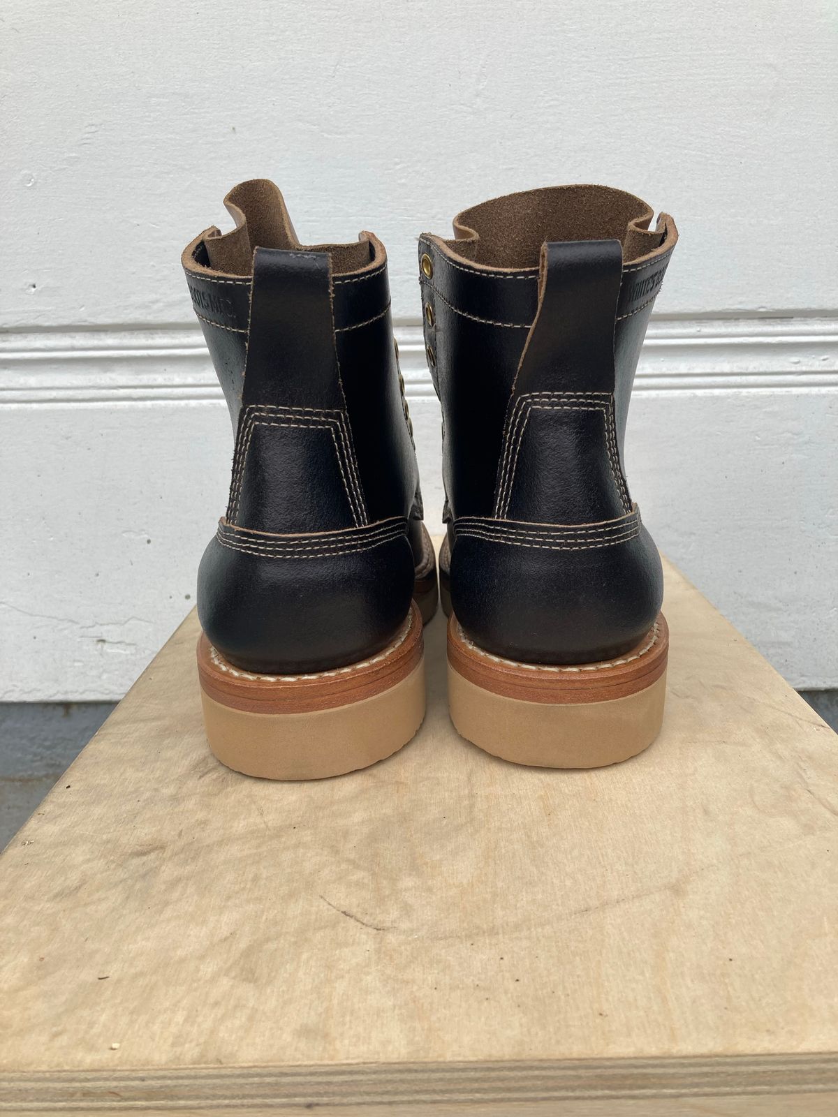 Photo by Drew on October 1, 2022 of the White's 350 Cruiser in Horween Black Waxed Flesh.