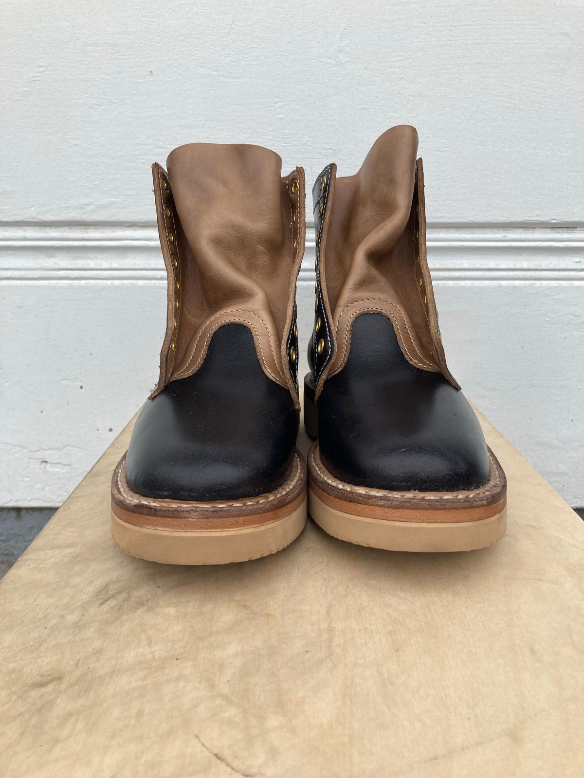 Photo by Drew on October 1, 2022 of the White's 350 Cruiser in Horween Black Waxed Flesh.