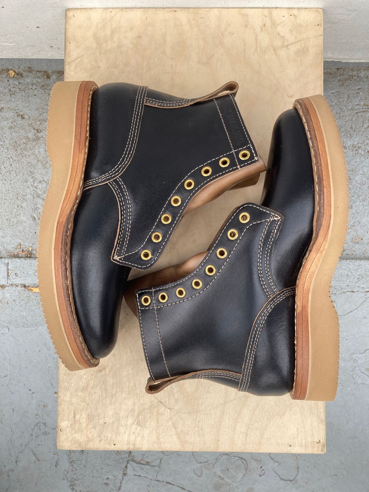 Photo by Drew on October 1, 2022 of the White's 350 Cruiser in Horween Black Waxed Flesh.