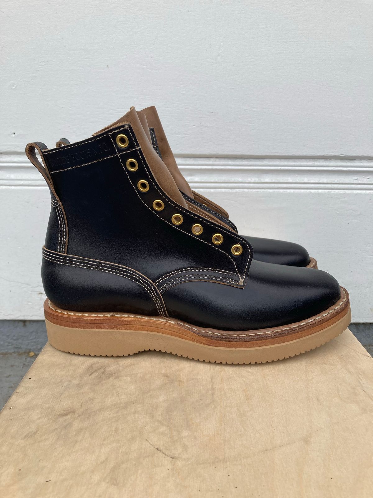 Photo by Drew on October 1, 2022 of the White's 350 Cruiser in Horween Black Waxed Flesh.