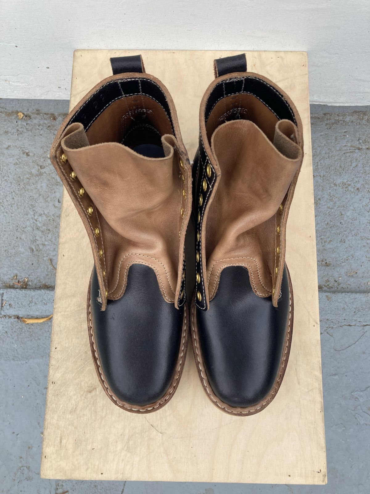 Photo by Drew on October 1, 2022 of the White's 350 Cruiser in Horween Black Waxed Flesh.