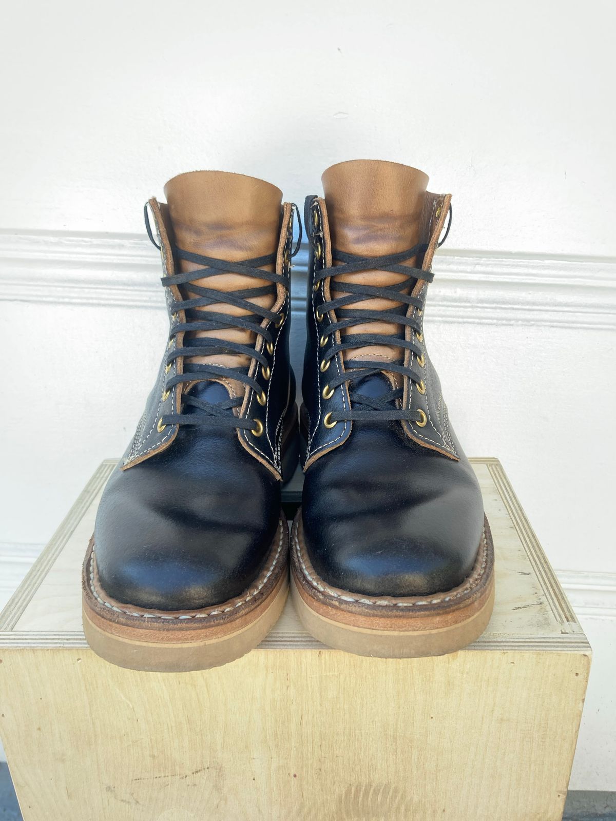 Photo by Drew on November 5, 2022 of the White's 350 Cruiser in Horween Black Waxed Flesh.