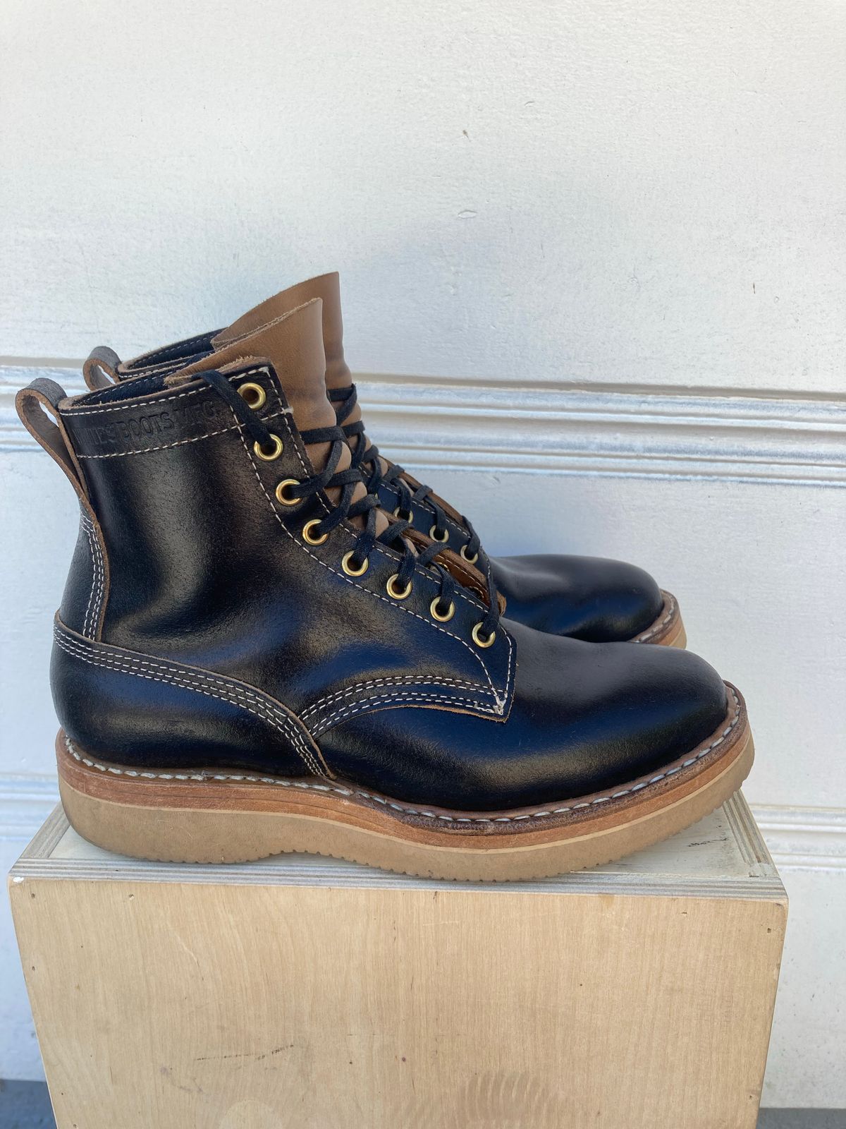 Photo by Drew on November 5, 2022 of the White's 350 Cruiser in Horween Black Waxed Flesh.