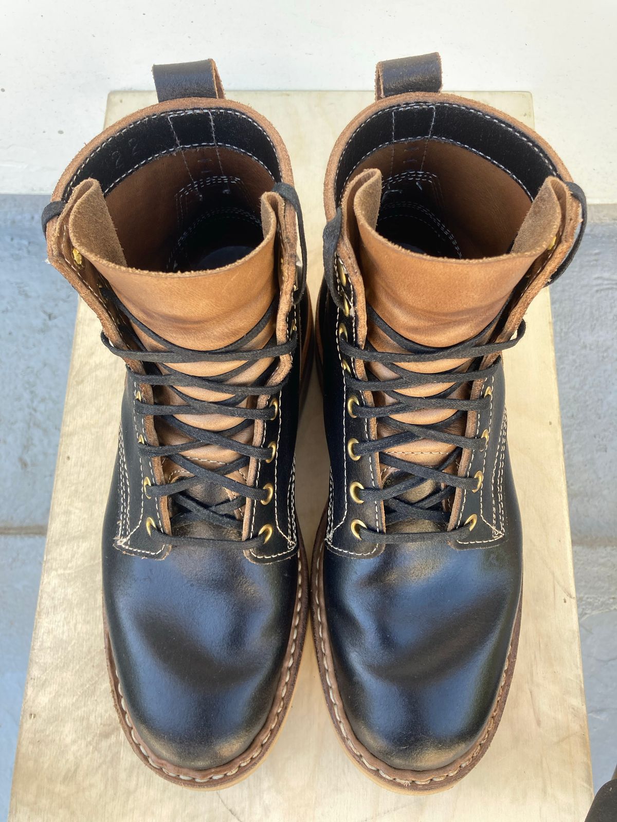 Photo by Drew on November 5, 2022 of the White's 350 Cruiser in Horween Black Waxed Flesh.