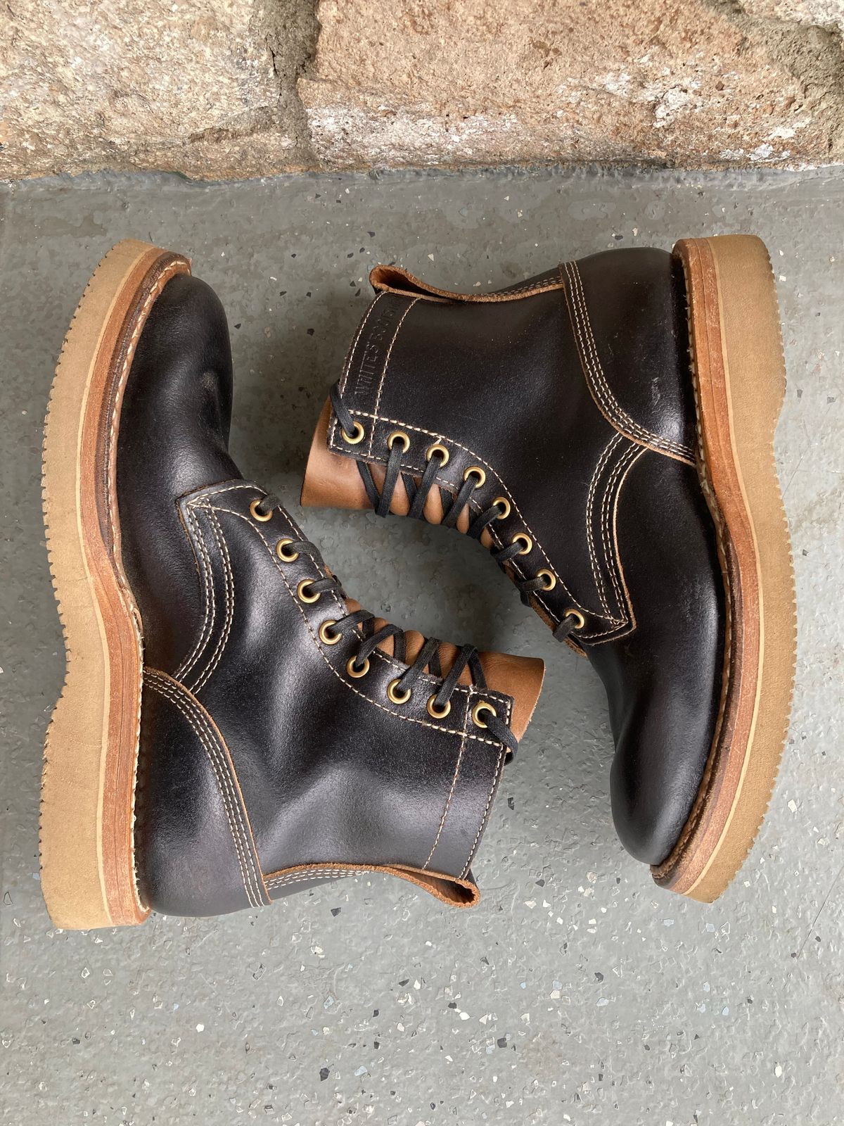 Photo by Drew on December 4, 2022 of the White's 350 Cruiser in Horween Black Waxed Flesh.