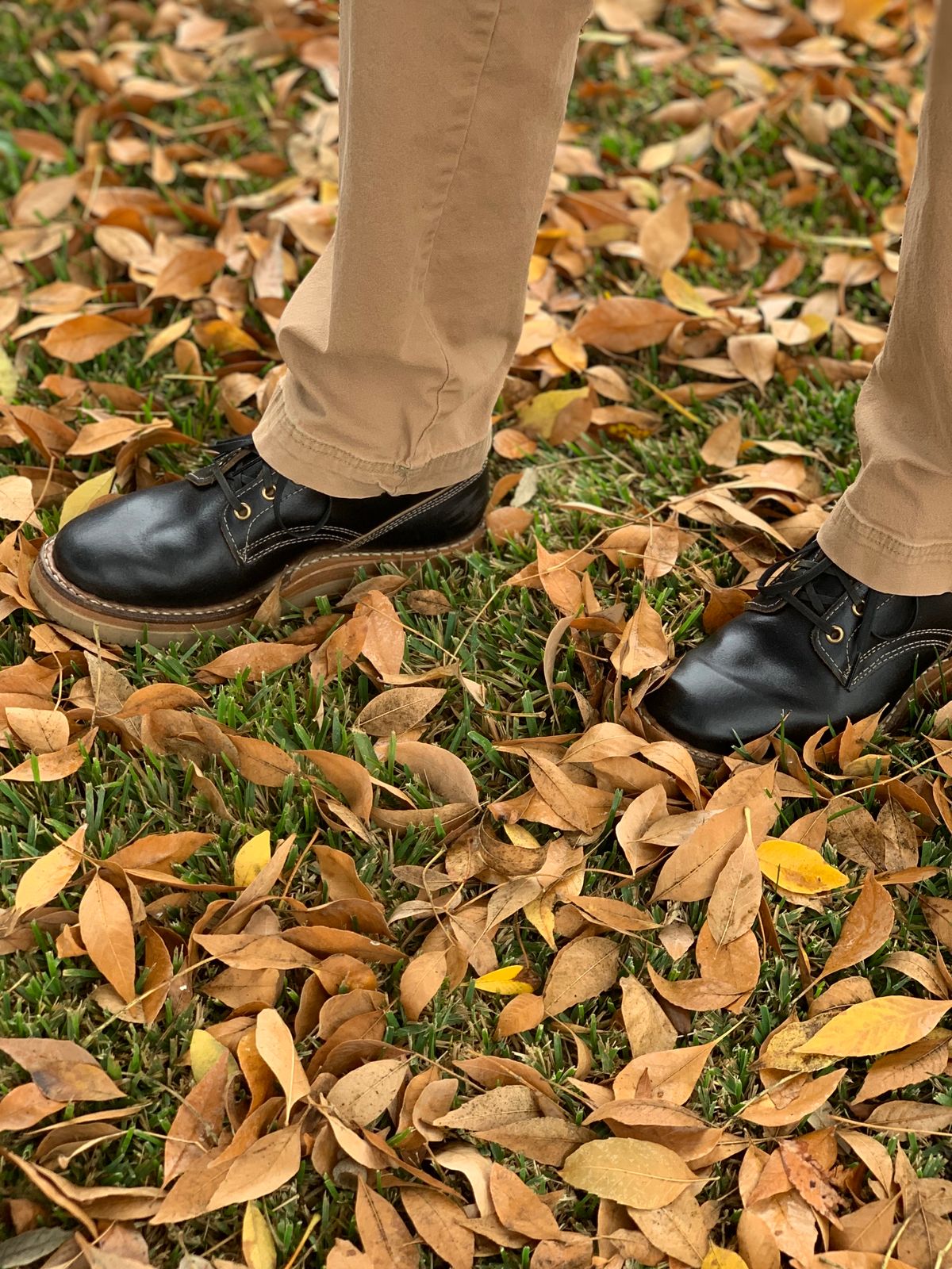 Photo by Drew on December 4, 2022 of the White's 350 Cruiser in Horween Black Waxed Flesh.