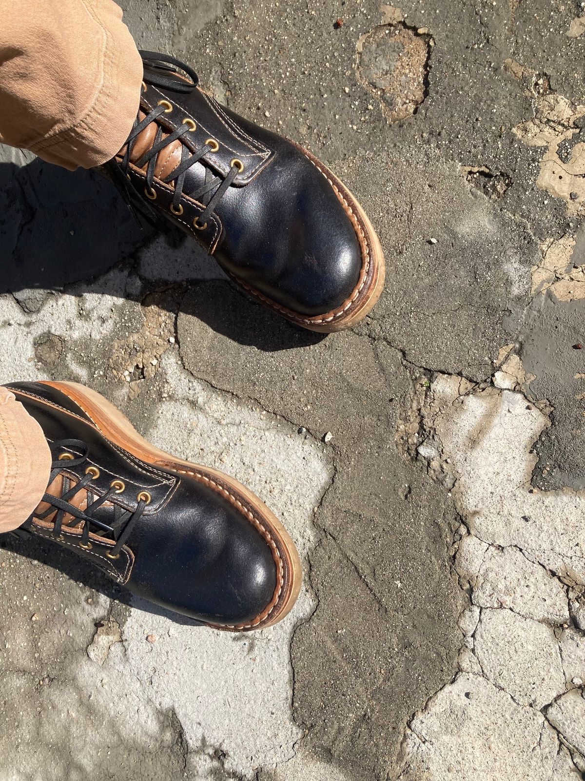 Photo by Drew on January 5, 2023 of the White's 350 Cruiser in Horween Black Waxed Flesh.