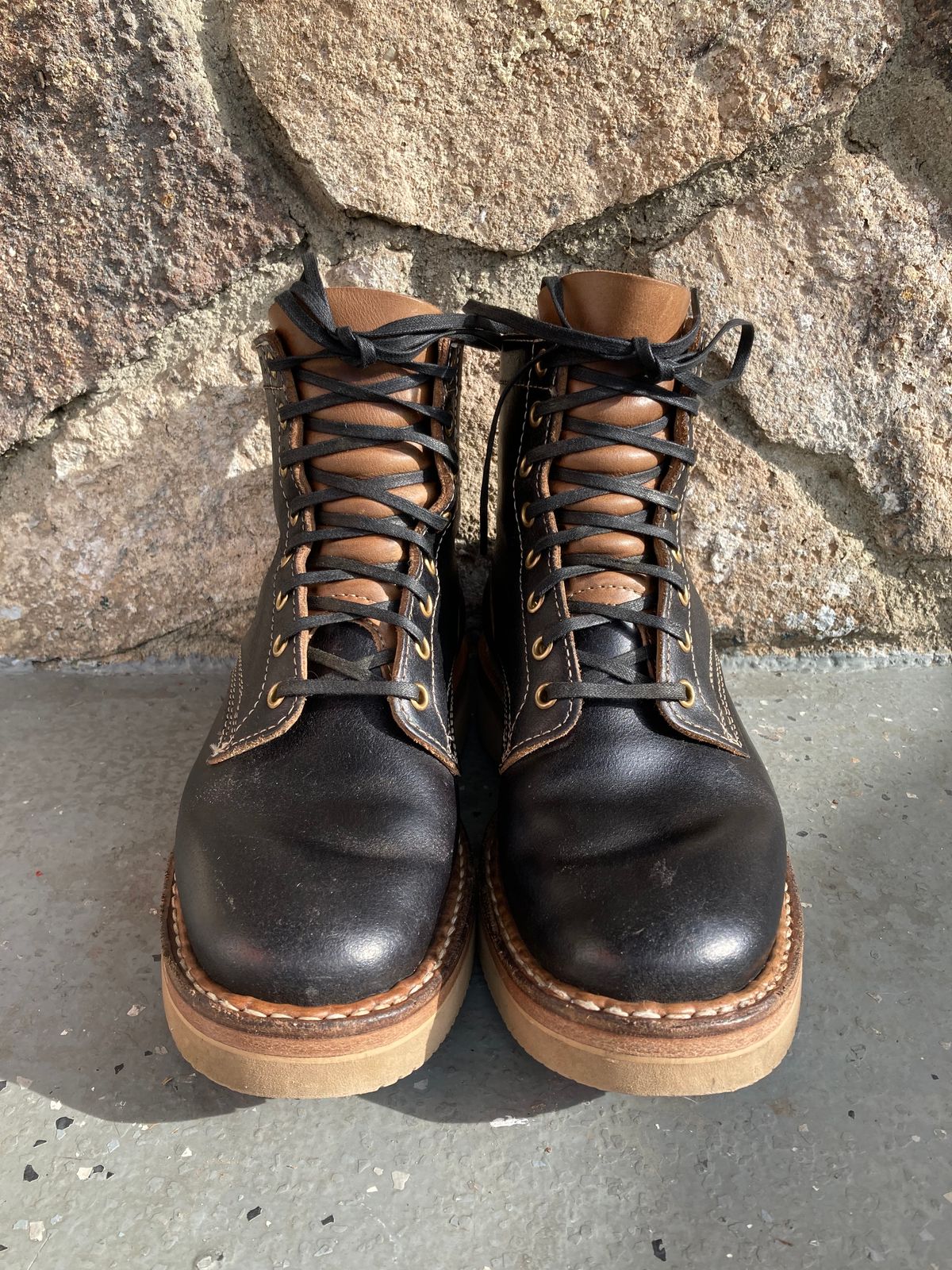 Photo by Drew on January 5, 2023 of the White's 350 Cruiser in Horween Black Waxed Flesh.