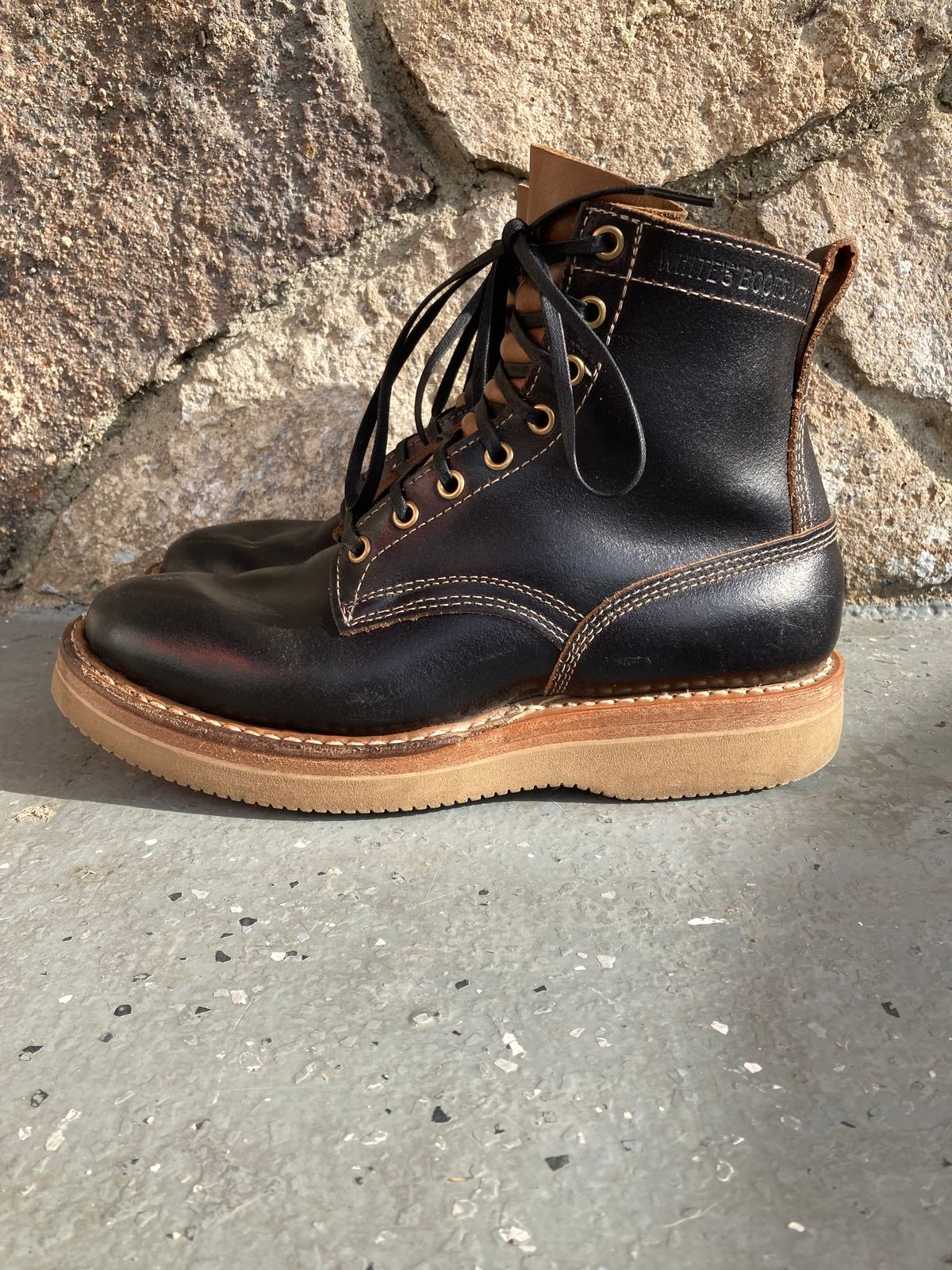 Photo by Drew on January 5, 2023 of the White's 350 Cruiser in Horween Black Waxed Flesh.