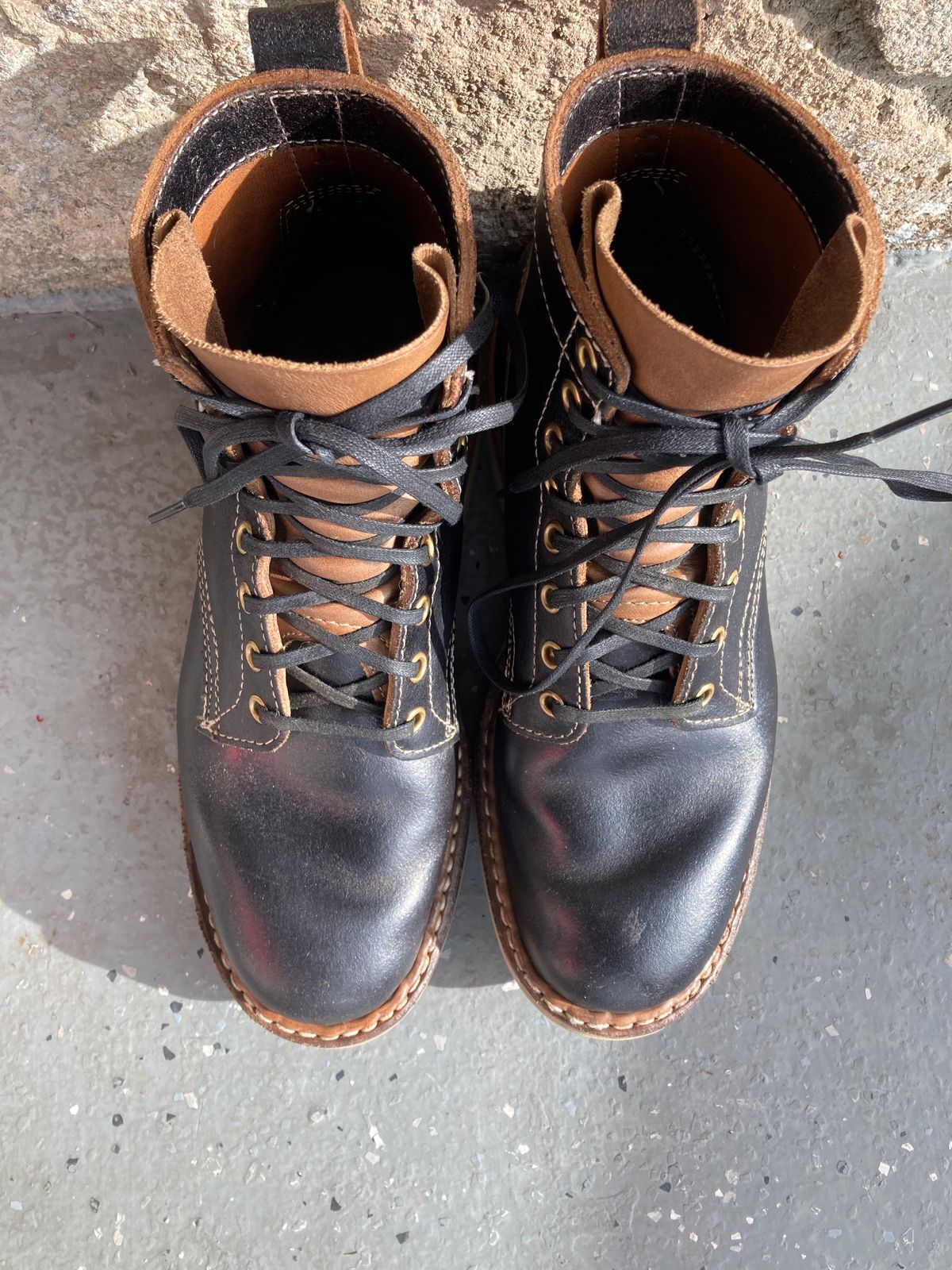 Photo by Drew on January 5, 2023 of the White's 350 Cruiser in Horween Black Waxed Flesh.